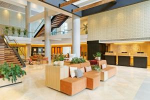 een lobby met banken en tafels in een gebouw bij Sheraton Asuncion Hotel in Asuncion