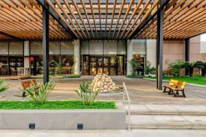 een gebouw met banken en een sculptuur ervoor bij Sheraton Asuncion Hotel in Asuncion