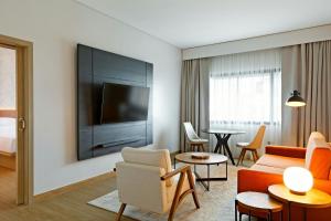 een woonkamer met een bank en een tv bij Sheraton Asuncion Hotel in Asuncion