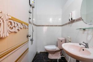 a bathroom with a toilet and a sink at Collection O Bao Duy Hotel in Ho Chi Minh City +24 photos
