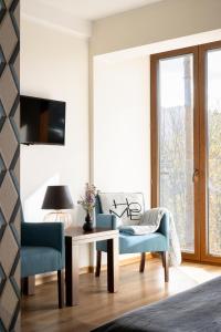 a living room with a table and chairs and a window at Wilcznik 10 in Zakopane
