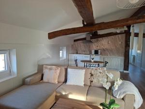 a living room with a couch and a table at Arturana turismo in Ollauri