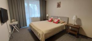 ein Hotelzimmer mit Bett und Fernseher in der Unterkunft Rēzijas in Ķegums + 76 Fotos