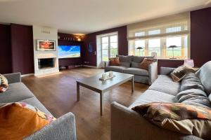 a living room with two couches and a table at Ferienhaus Fiete in Tinnum