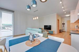 a living room with a table with wine glasses on it at Flatbook - Seaside Apartments Tre Mare II in Gdańsk