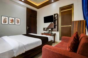 a hotel room with a bed and a chair at HOTEL O MJ INN in Darbhanga +20 photos