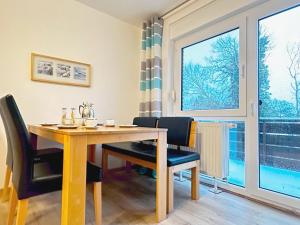 a dining room with a table and chairs and a window at Zaunkönigs Nest in Böhl
