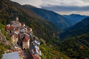 a town on a hill with mountains in the background at Les crocus in Roubion
