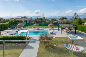 a backyard with a pool and a ping pong table at Fantástico in Bellavista