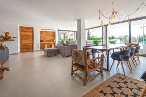 a dining room and living room with a table and chairs at Fantástico in Bellavista