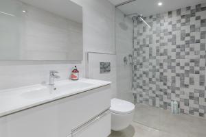 a white bathroom with a sink and a toilet at Fantástico in Bellavista +15 photos