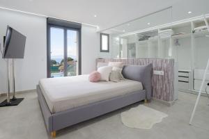 a bedroom with a bed and a tv in it at Fantástico in Bellavista