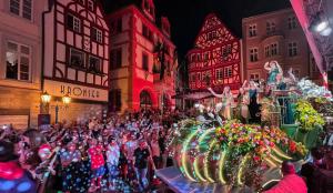 a crowd of people watching a float in a parade at Panoramaapartment Wine & Castle in Bernkastel-Kues