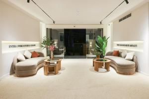 ein Wohnzimmer mit zwei Sofas und zwei Tischen in der Unterkunft Royal Regency Hotel in Kairo