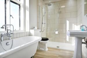 ein Badezimmer mit Badewanne, Toilette und Waschbecken in der Unterkunft Stanton Manor Hotel in Chippenham + 53 Fotos