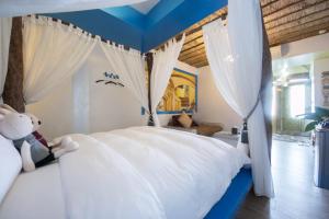 A bed or beds in a room at Blissful Star