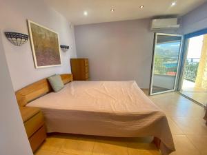 a bedroom with a bed in a room at Villa Maja in Sutomore