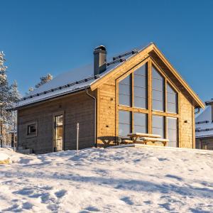 a house with a picnic table in the snow at Fjällviddsvägen 224 in Idre Fjäll