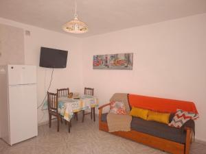 a living room with a couch and a table at Solo Tranquilidad in Mocanal