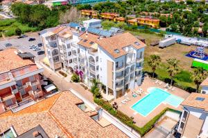 an aerial view of a house with a swimming pool at Residence Playa Sirena in Tortoreto Lido