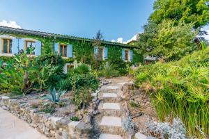 an exterior view of a house with a garden at Eloi Merle Gîtes in Olonzac
