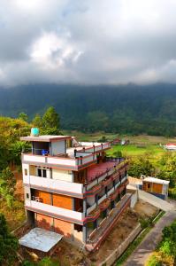 a building on top of a hill with a view at Jenny's Villa and Restaurant in Tuktuk Siadong