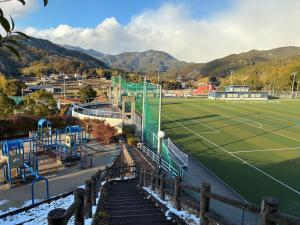 a tennis court with a tennis court at のどかな風景と綺麗な星空の宿 "キノイロ ミニマル" "Kinoiro Minimal" in Ainan