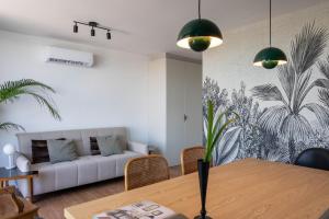 a living room with a white couch and a table at Lake Life Exclusivo apartamento en Parque Miramar in Montevideo