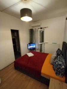 ein Schlafzimmer mit einem Bett und einer bunten Decke in der Unterkunft Magic in Razvala
