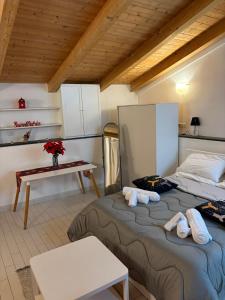 a bedroom with a bed with towels on it at Mosahouse in Naples
