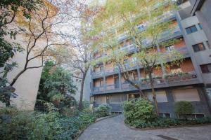 ein Wohnhaus mit Bäumen davor in der Unterkunft The Grove in Mailand