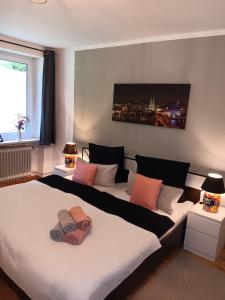 two beds in a room with two lamps and a window at Waldblick Ferienwohnungen in Bonndorf im Schwarzwald
