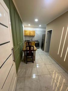 a small kitchen with a table and chairs in it at Departamento Helen in Termas de Río Hondo