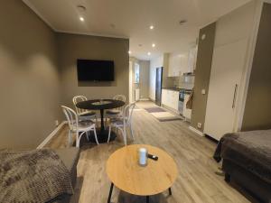 a living room with a table and a kitchen at New Central Apartment in Östhammar