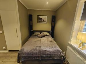 a small bedroom with a bed in the corner at New Central Apartment in Östhammar