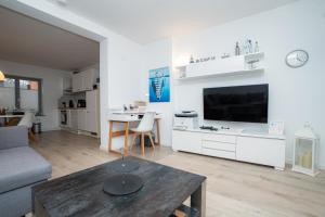 a living room with a couch and a tv at Liehrstraße 9 by Baltic Home in Heringsdorf