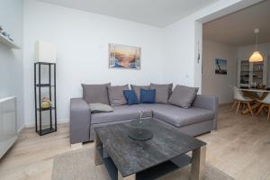 a living room with a couch and a table at Liehrstraße 9 by Baltic Home in Heringsdorf