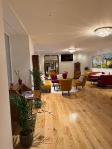 ein Wohnzimmer mit Sofas, Tischen und Stühlen in der Unterkunft Gemmi Hotel & Spa in Kandersteg