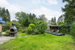 a garden with a fireplace and a fire pit at BlauweBoshuis in Koekange