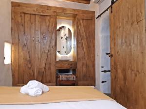 a bedroom with a bed with towels on it at Kostoulis Traditional House in Lefkes