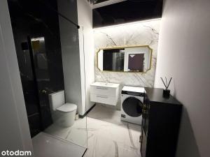 ein Badezimmer mit Waschmaschine und Toilette in der Unterkunft Glamour Point in Reda