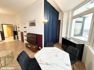 ein Wohnzimmer mit einem Tisch und Stühlen in einem Zimmer in der Unterkunft Glamour Point in Reda
