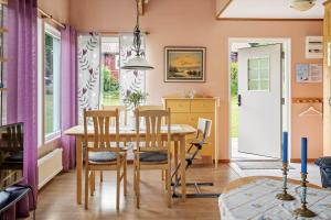 a dining room with a table and chairs at BOH425-Henan-Tryckhalan-140 in Henån