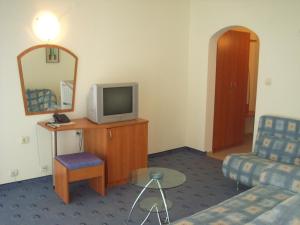 A television and/or entertainment centre at Hotel Varvara