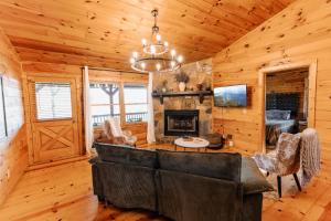 Ruang duduk di Fresh Mountain Air HotTub Mountain Views 2 King Suites Fire Pit