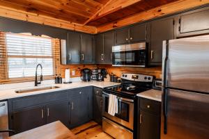 Dapur atau dapur kecil di Fresh Mountain Air HotTub Mountain Views 2 King Suites Fire Pit