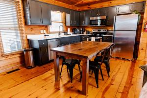 Dapur atau dapur kecil di Fresh Mountain Air HotTub Mountain Views 2 King Suites Fire Pit