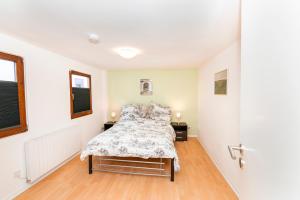 a bedroom with a bed in a room at Mosel-Refugium Nr 5 in Zell an der Mosel