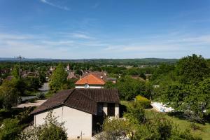 an overhead view of a house with a roof at L'Instant Nouveau chambres d'hôtes in Carennac