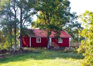 a red house on a hill with trees at JON404-Skillingaryd-Galtas in Skillingaryd